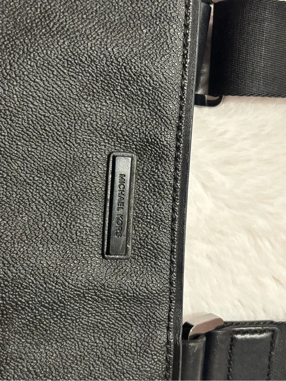 Michael Kors Men's Bryant Flight Messenger Bag Black Monogram 33S6MMNC1B Authent